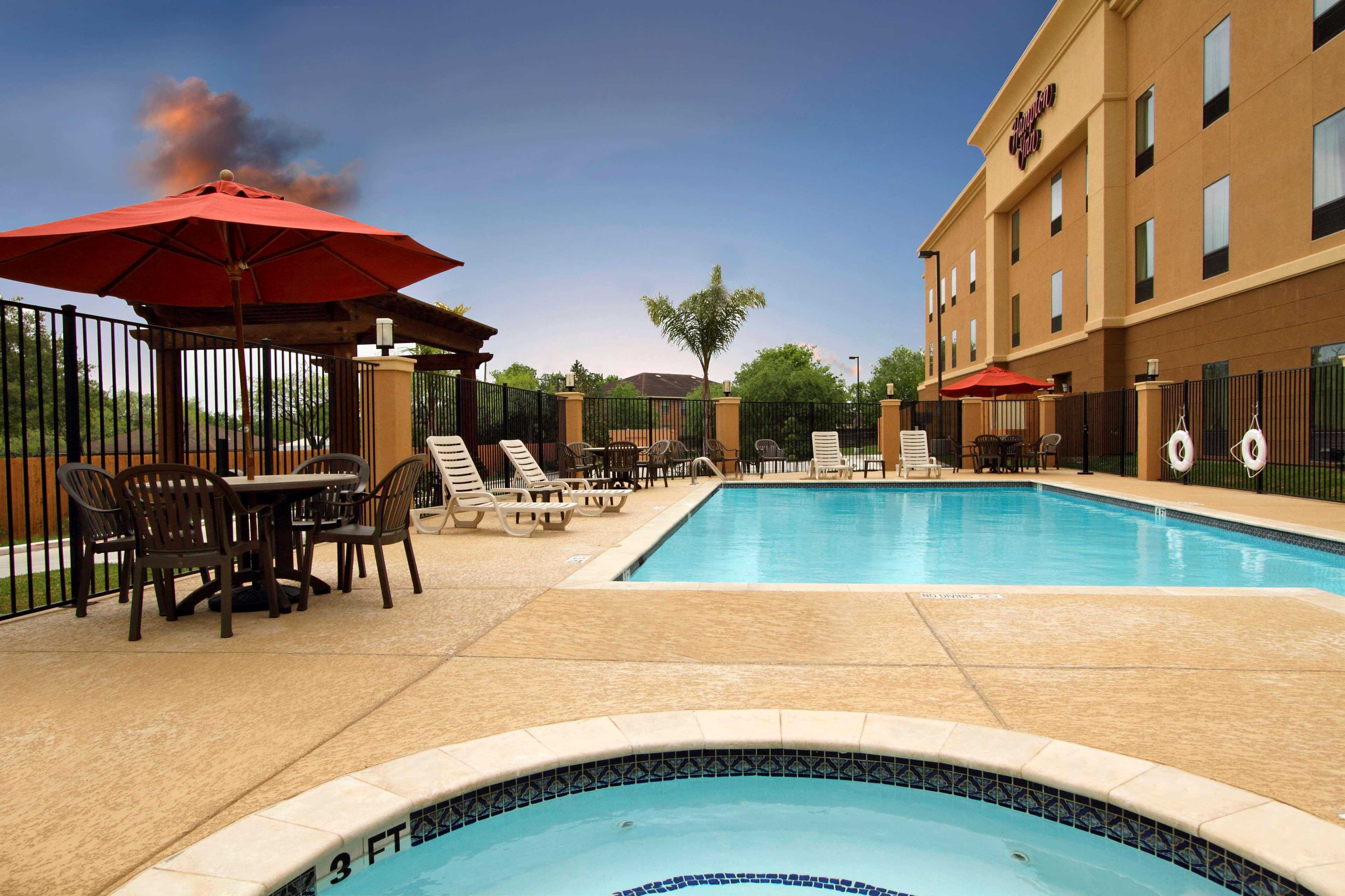 Hampton Inn Beeville Exteriör bild