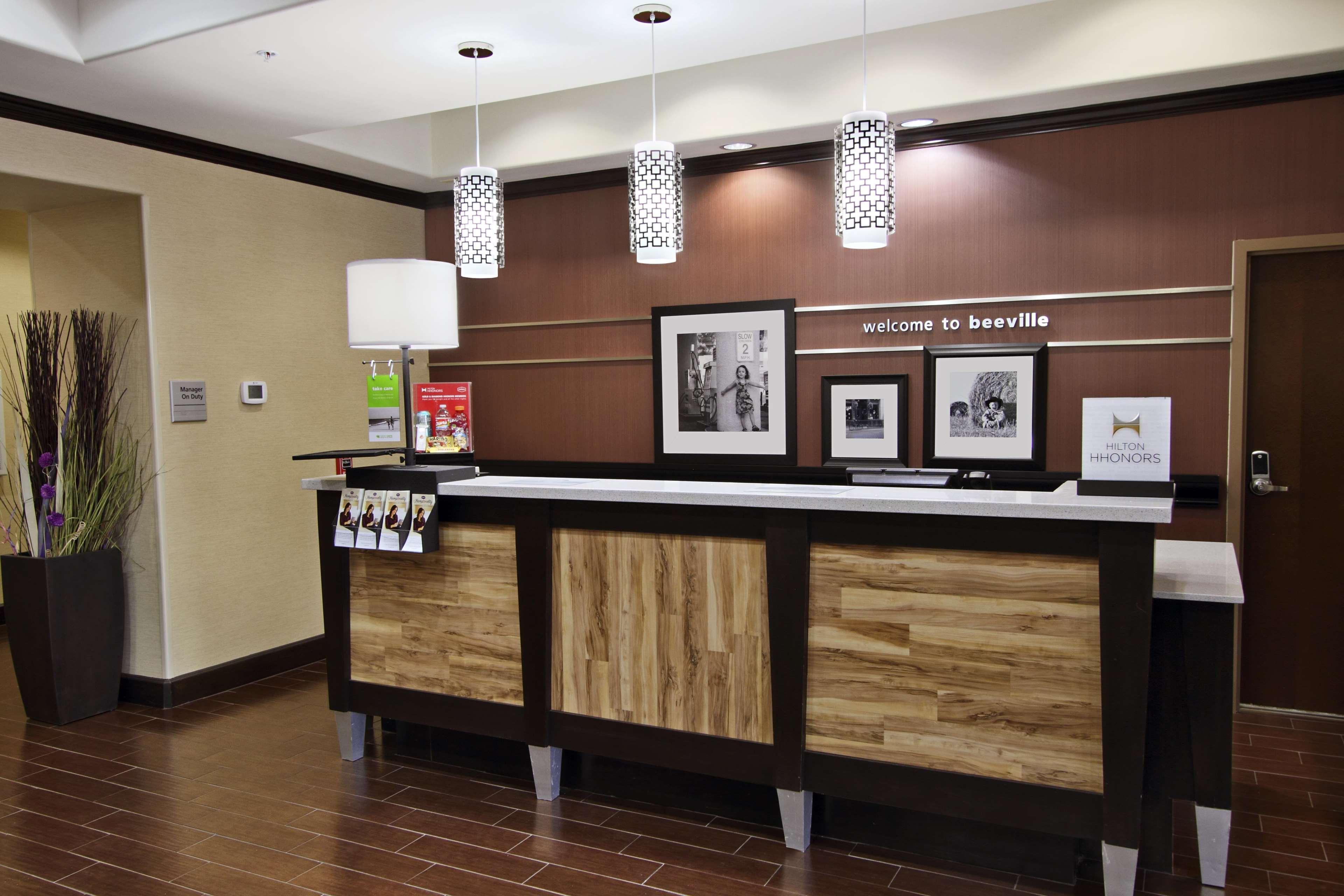 Hampton Inn Beeville Exteriör bild